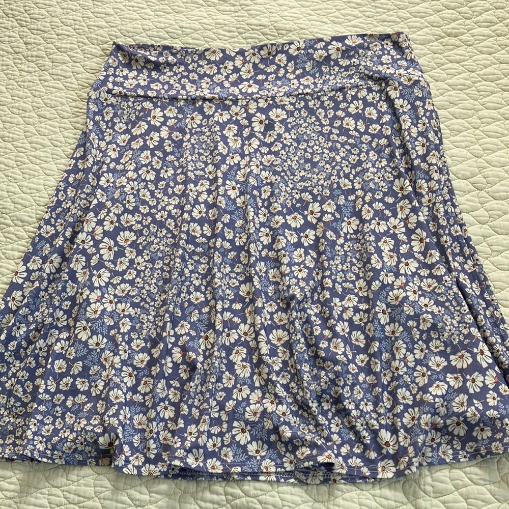 Salaam of Vermont Flappy five panel skirt in blue & white small daisy pr…
